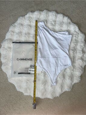 ✨ NWT COMMENSE White Asymmetrical One-Shoulder Cutout Bodysuit (Size M)